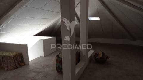 Quintinha isolada, com 710 m2 de terreno, em margem, concelho de gavião.