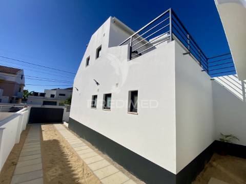 Moradia isolada t3, totalmente remodelada,  na charneca da caparica