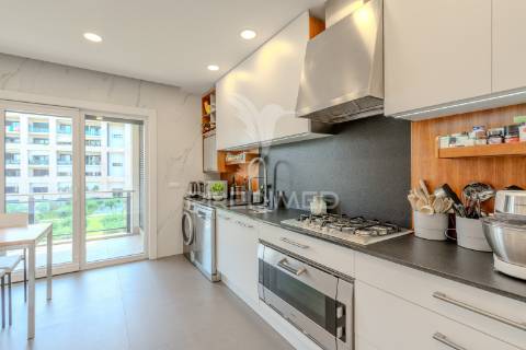 Apartamento t3 para arrendamento i condomínio villa restelo, com jardim e piscina no restelo/belém