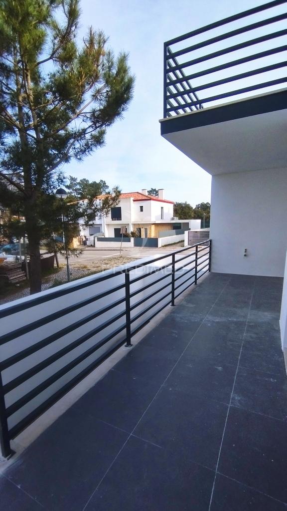 Suíte, espaço para piscina, garagem 2 viaturas, cozinha equipada
