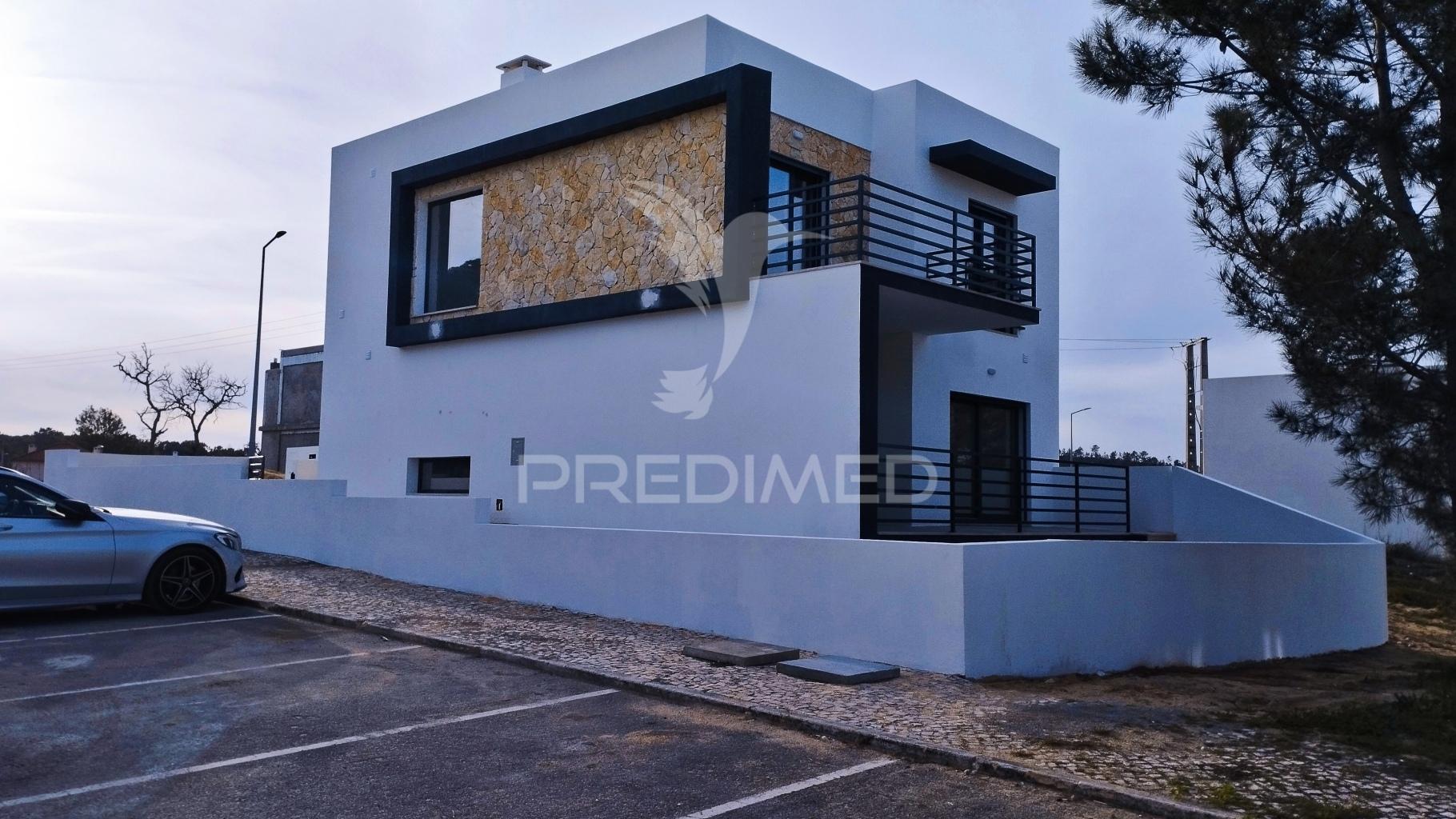 Suíte, espaço para piscina, garagem 2 viaturas, cozinha equipada