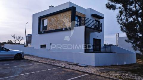 Suíte, espaço para piscina, garagem 2 viaturas, cozinha equipada