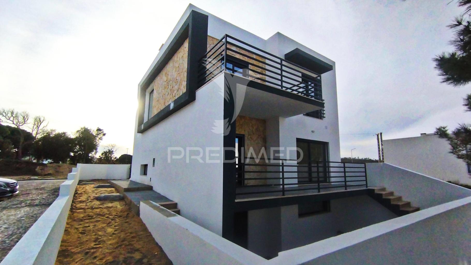 Suíte, espaço para piscina, garagem 2 viaturas, cozinha equipada