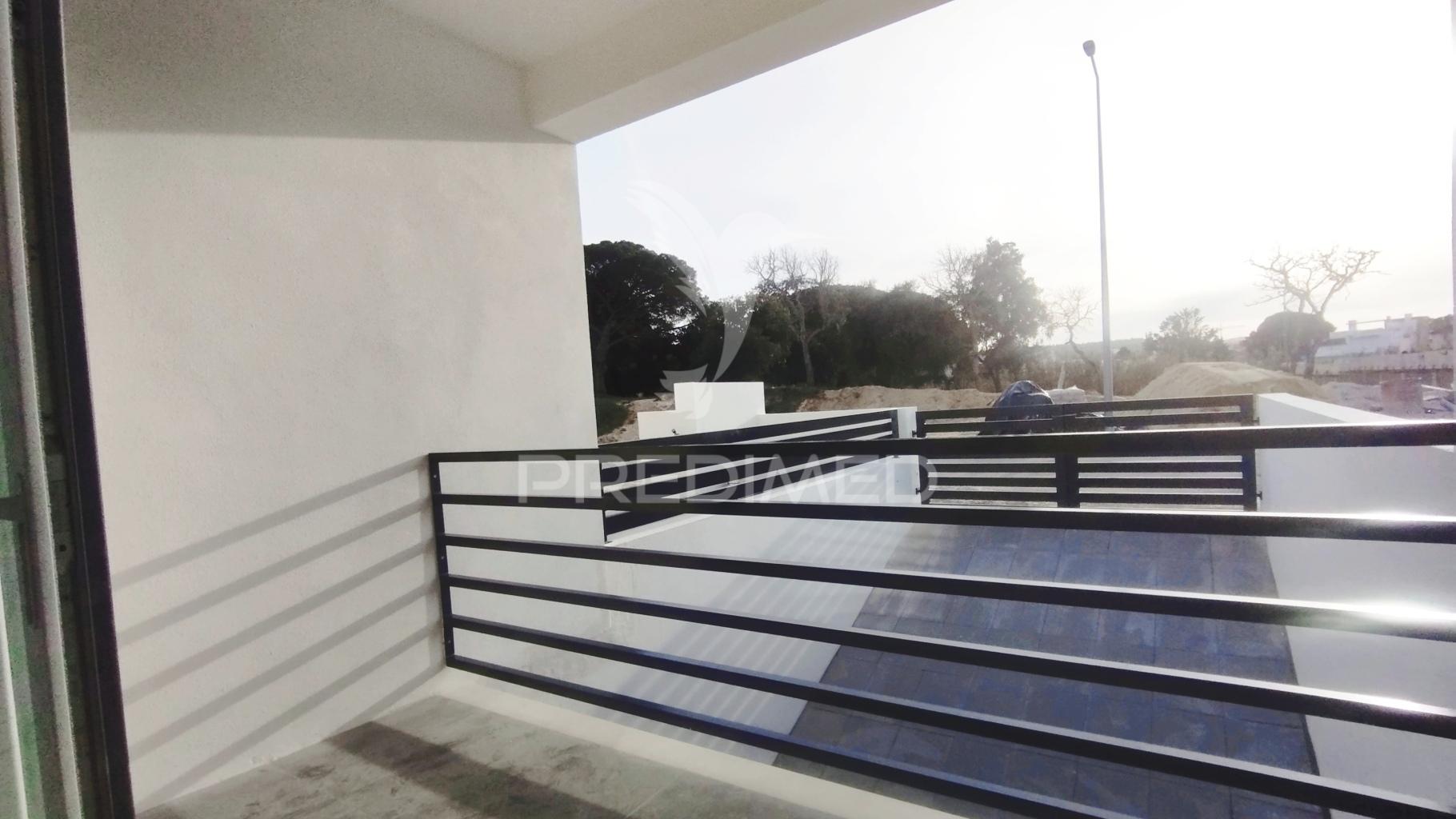 Suíte, espaço para piscina, garagem 2 viaturas, cozinha equipada