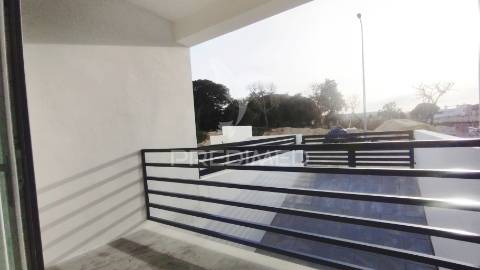 Suíte, espaço para piscina, garagem 2 viaturas, cozinha equipada