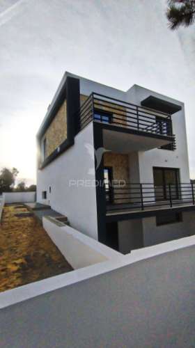 Suíte, espaço para piscina, garagem 2 viaturas, cozinha equipada