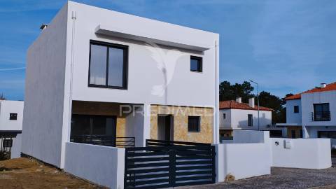 Suíte, espaço para piscina, garagem 2 viaturas, cozinha equipada
