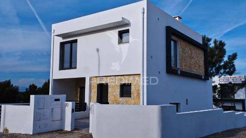 Suíte, espaço para piscina, garagem 2 viaturas, cozinha equipada