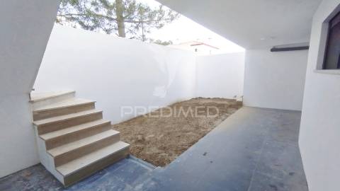 Suíte, espaço para piscina, garagem 2 viaturas, cozinha equipada
