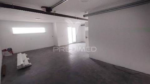 Suíte, espaço para piscina, garagem 2 viaturas, cozinha equipada