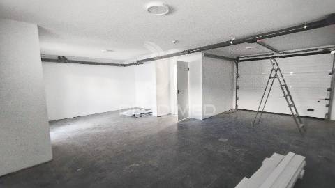 Suíte, espaço para piscina, garagem 2 viaturas, cozinha equipada