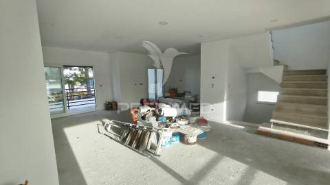Suíte, espaço para piscina, garagem 2 viaturas, cozinha equipada