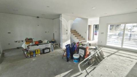Suíte, espaço para piscina, garagem 2 viaturas, cozinha equipada