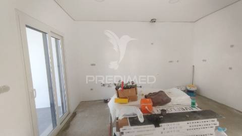 Suíte, espaço para piscina, garagem 2 viaturas, cozinha equipada