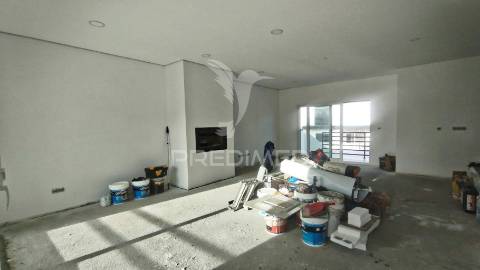 Suíte, espaço para piscina, garagem 2 viaturas, cozinha equipada