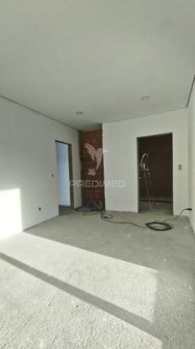 Suíte, espaço para piscina, garagem 2 viaturas, cozinha equipada