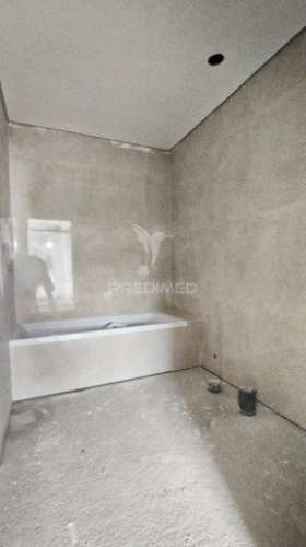 Suíte, espaço para piscina, garagem 2 viaturas, cozinha equipada