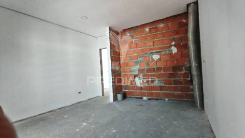 Suíte, espaço para piscina, garagem 2 viaturas, cozinha equipada
