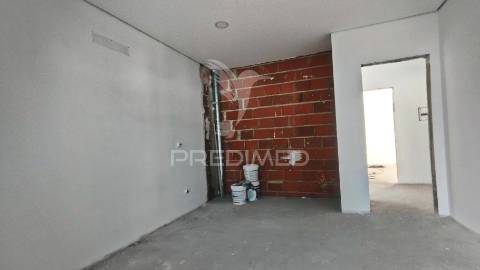 Suíte, espaço para piscina, garagem 2 viaturas, cozinha equipada