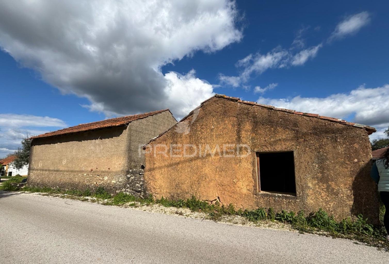 Casa para restaurar com terreno