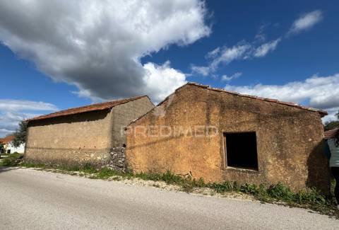 Casa para restaurar com terreno