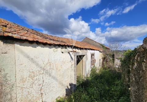 Casa para restaurar com terreno