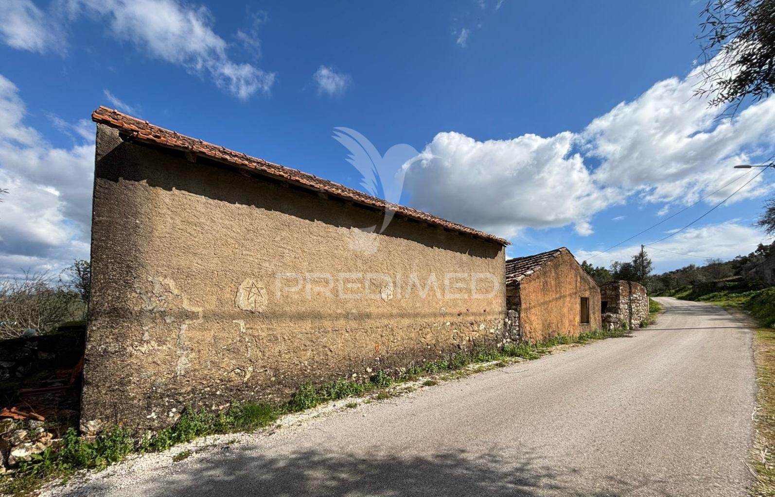 Casa para restaurar com terreno