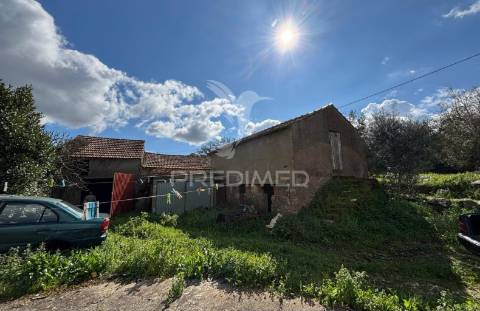 Casa para restaurar com terreno