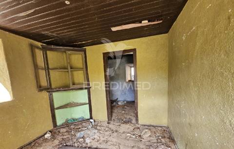 Casa para restaurar com terreno