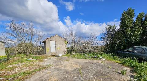 Casa para restaurar com terreno