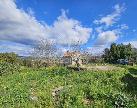 Casa para restaurar com terreno