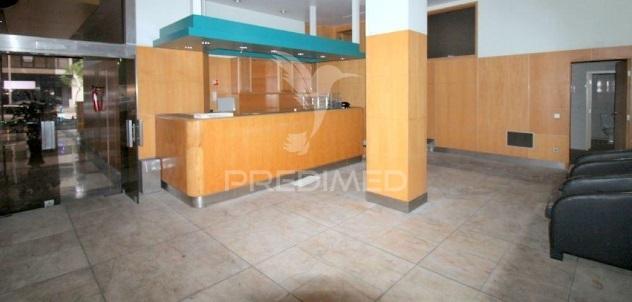 Loja + 3 lugares de garagem à rotunda da boavista