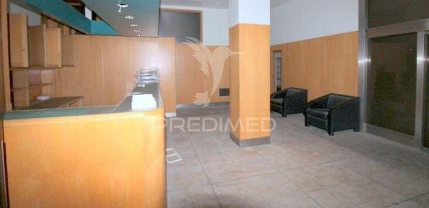 Loja + 3 lugares de garagem à rotunda da boavista