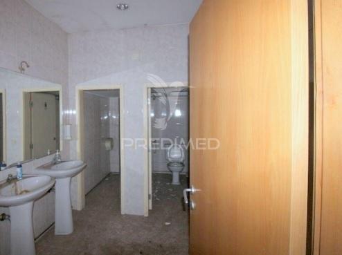 Loja + 3 lugares de garagem à rotunda da boavista