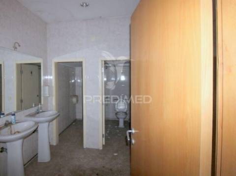 Loja + 3 lugares de garagem à rotunda da boavista