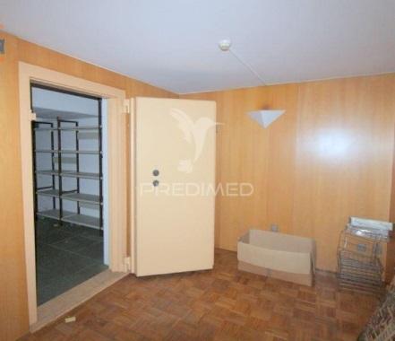 Loja + 3 lugares de garagem à rotunda da boavista