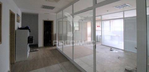 Loja + 3 lugares de garagem à rotunda da boavista
