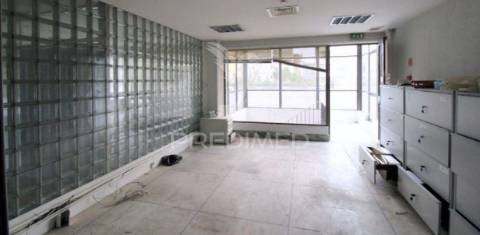 Loja + 3 lugares de garagem à rotunda da boavista