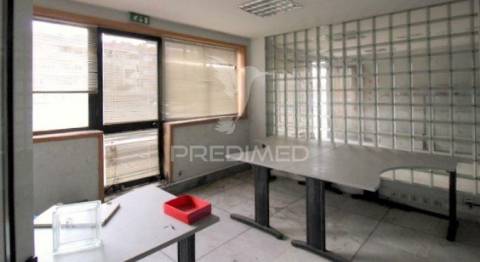 Loja + 3 lugares de garagem à rotunda da boavista