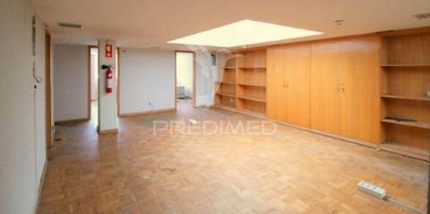 Loja + 3 lugares de garagem à rotunda da boavista