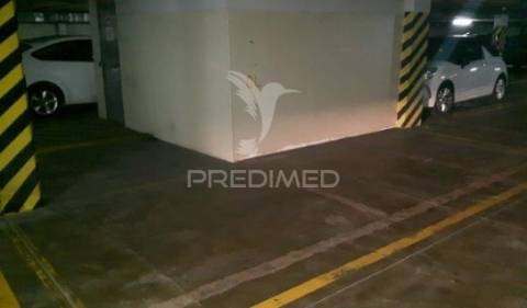 Loja + 3 lugares de garagem à rotunda da boavista