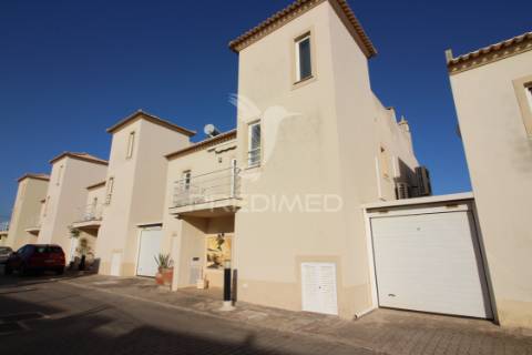 Moradia t3 espaçosa com piscina e garagem