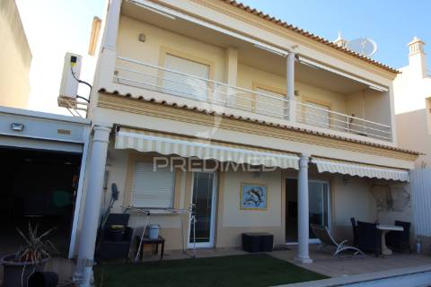 Moradia t3 espaçosa com piscina e garagem