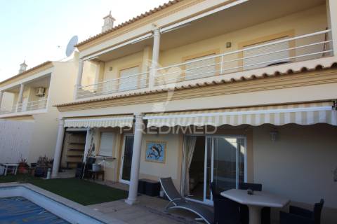 Moradia t3 espaçosa com piscina e garagem
