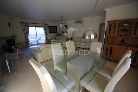 Moradia t3 espaçosa com piscina e garagem