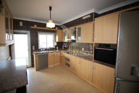 Moradia t3 espaçosa com piscina e garagem
