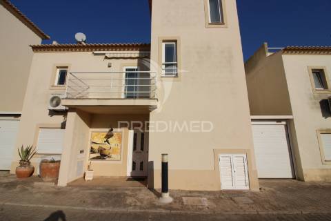 Moradia t3 espaçosa com piscina e garagem
