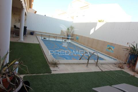 Moradia t3 espaçosa com piscina e garagem