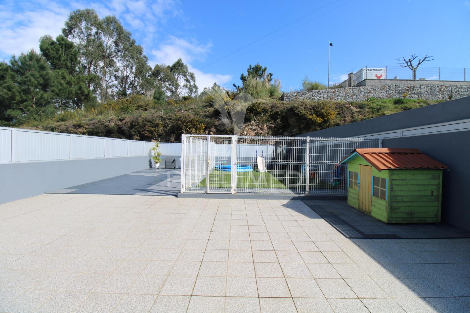 Moradia v3, com 3 frentes, jardim e logradouro na macieira da maia