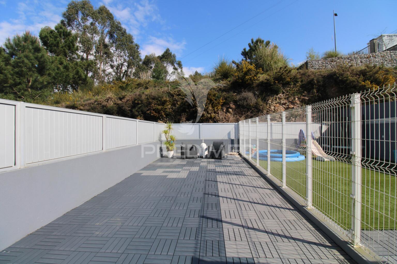 Moradia v3, com 3 frentes, jardim e logradouro na macieira da maia